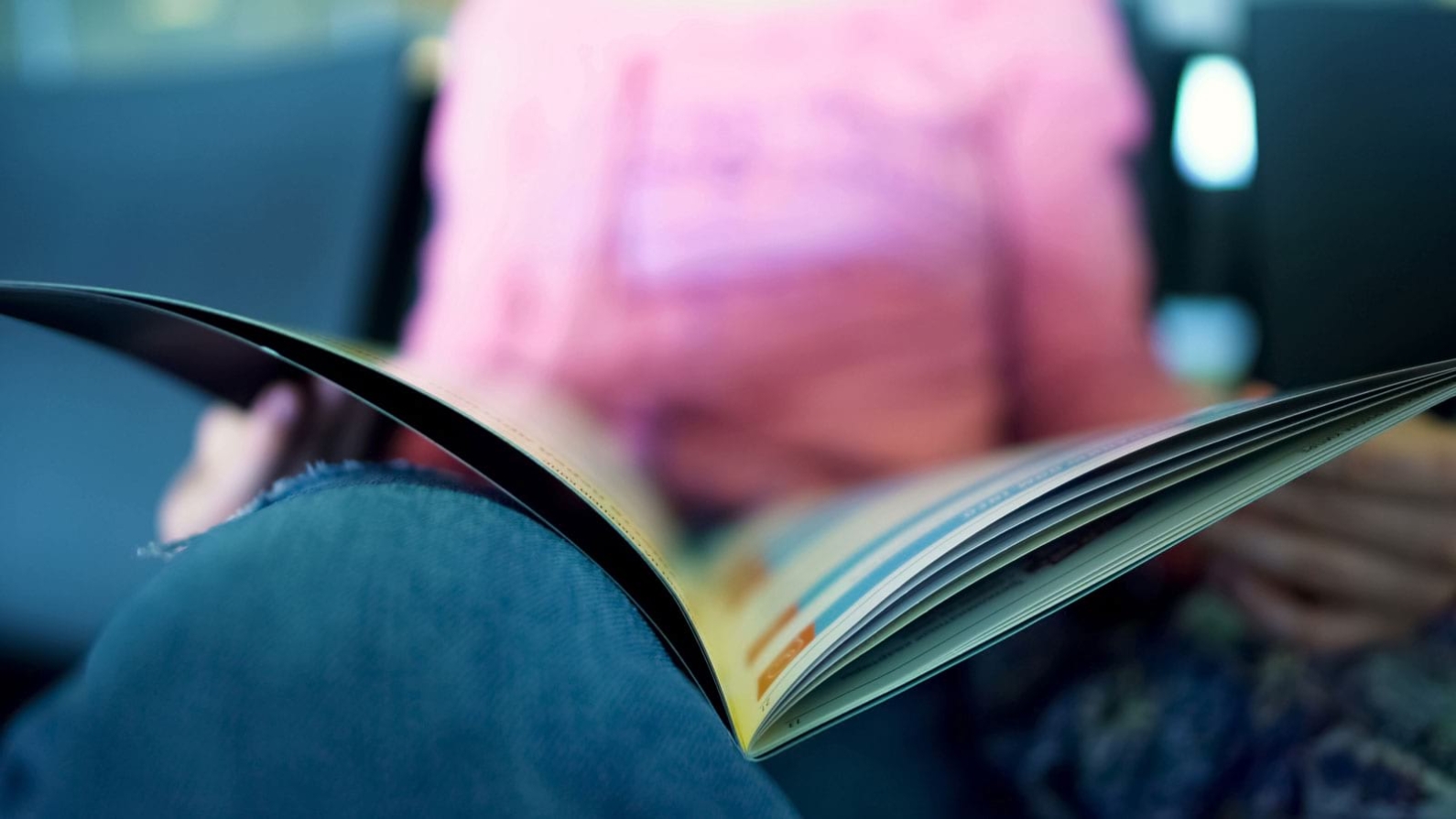 Старшеклассники читают книги. Look at book here. Тело в библиотеке. Студент с папкой в руках. Покупатели в книжном магазине.