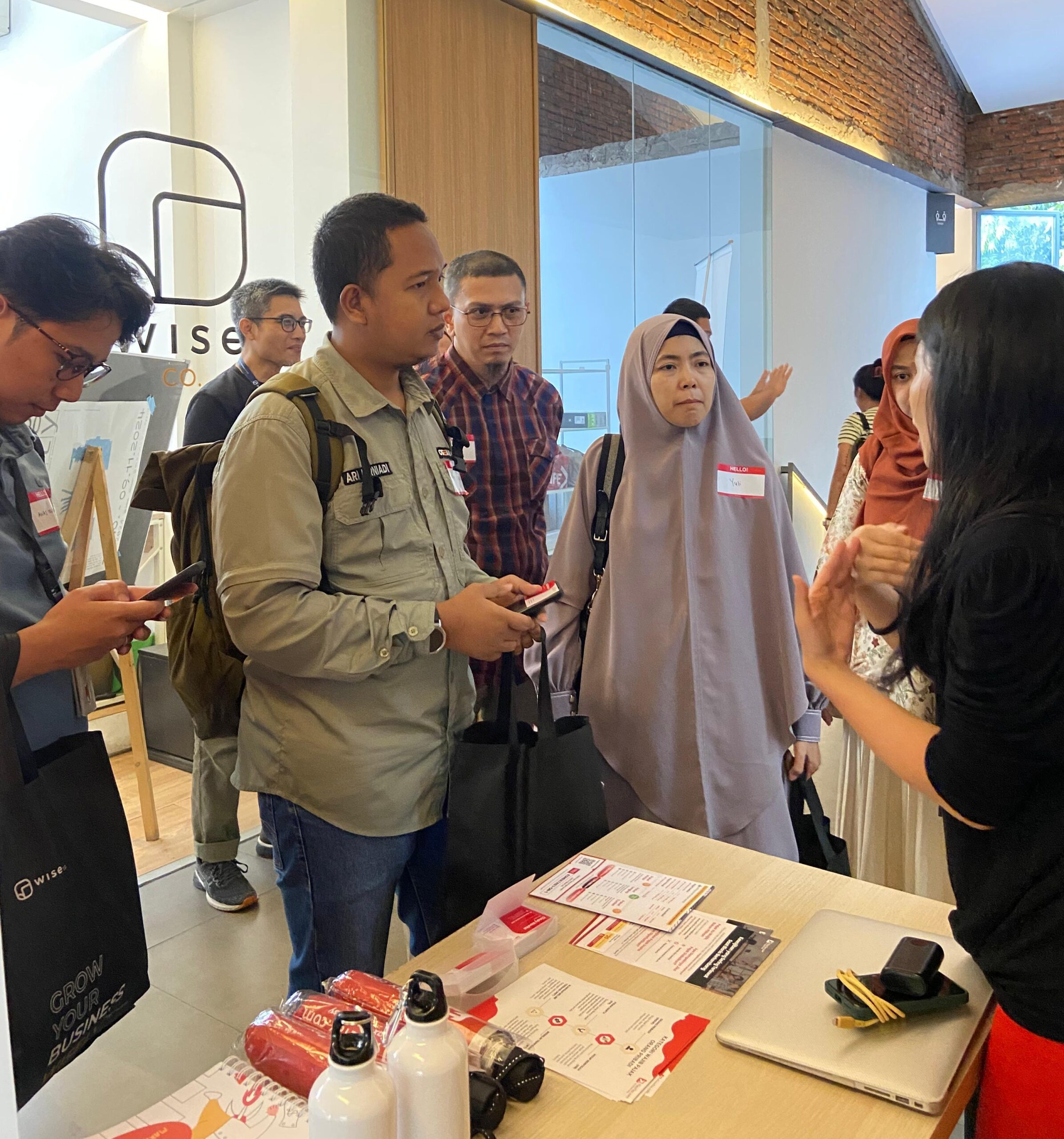 Para business owner mengunjungi booth FlazzTax dan aktif bertanya terkait persoalan pajak setelah sesi seminar pajak.