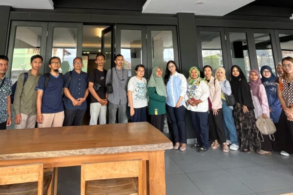 Peserta Seminar Pajak Usaha FlazzTax x Union Space Solo Sekelompok peserta berfoto bersama setelah menghadiri seminar Pajak Usaha: CV, PT, PT Perorangan oleh FlazzTax di depan ruangan Union Space Solo.