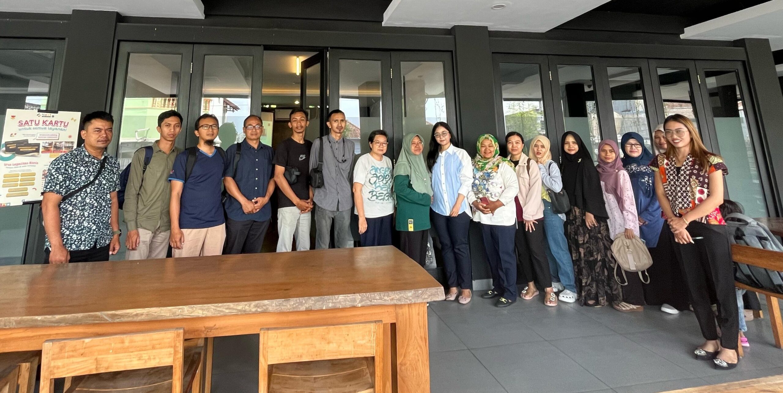 Sekelompok peserta berfoto bersama setelah menghadiri seminar Pajak Usaha: CV, PT, PT Perorangan oleh FlazzTax di depan ruangan Union Space Solo.