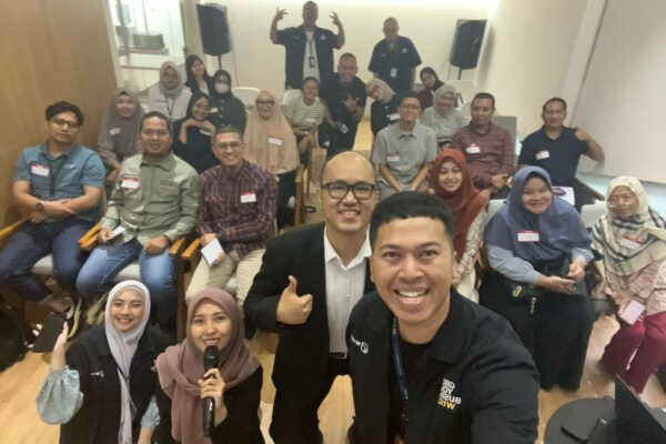Foto Bersama Peserta Seminar FlazzTax x Wiseco Business owner hadiri seminar pajak FlazzTax bahas efisiensi pajak usaha dan sistem Coretax terbaru.