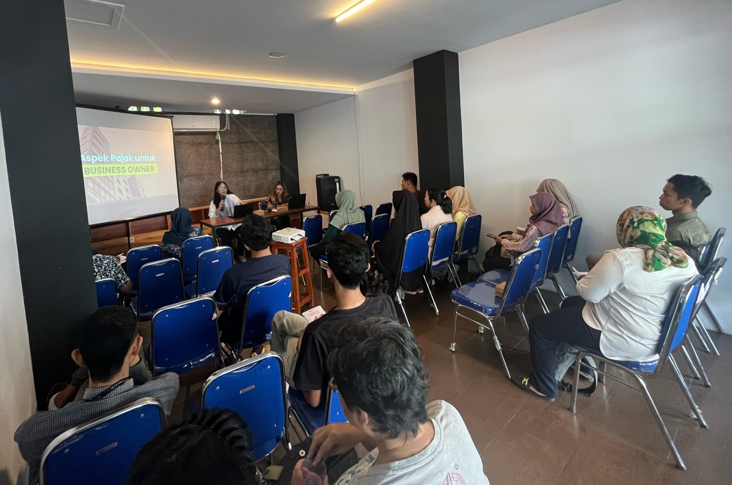 Peserta mengikuti seminar pajak usaha yang diselenggarakan oleh FlazzTax dengan antusias di ruang seminar.