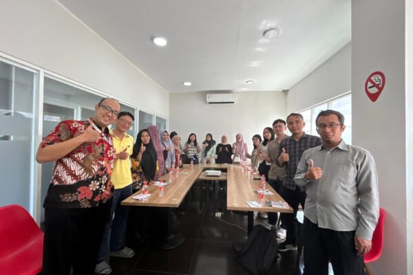 foto bersama Foto Bersama 15 Pengusaha yang Hadir di Seminar Pajak E-Commerce di Surabaya