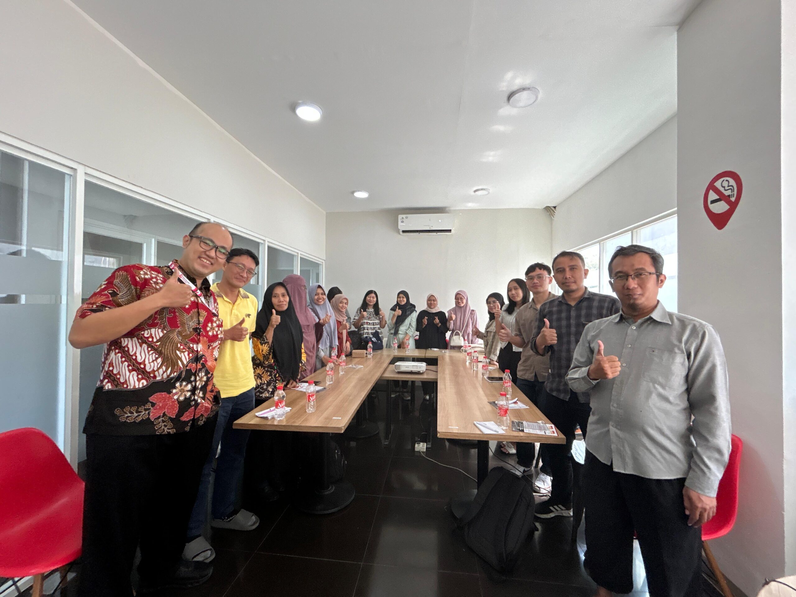 Foto Bersama 15 Pengusaha yang Hadir di Seminar Pajak E-Commerce di Surabaya